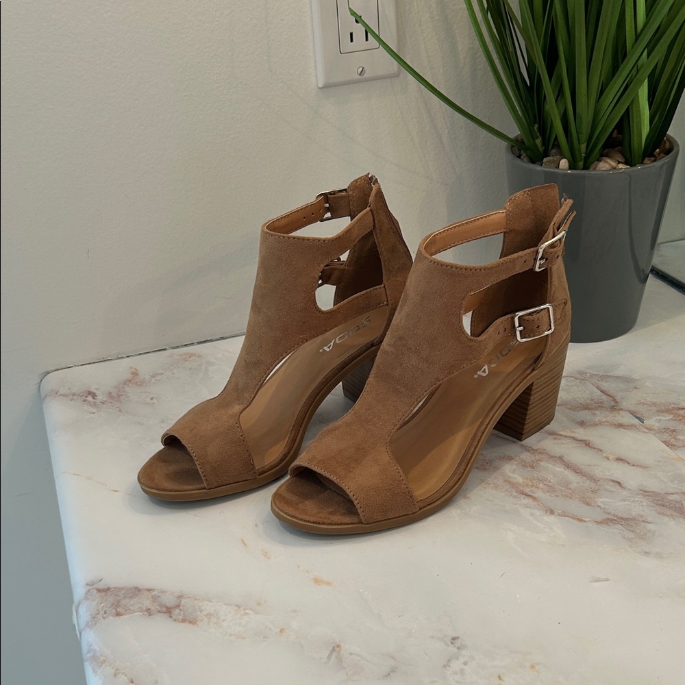 Suede Tan Open-Toe Block Heel Sandals
